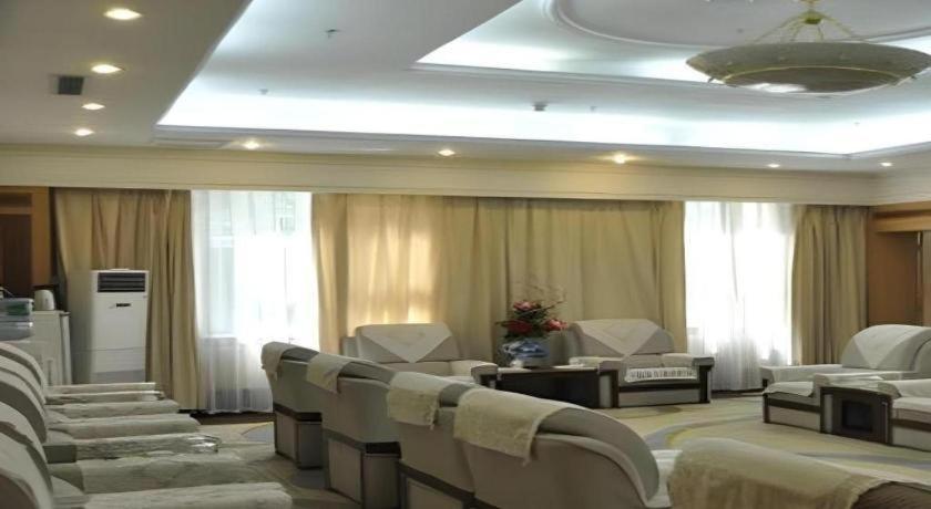 Lian Yun Hotel Kunming Esterno foto